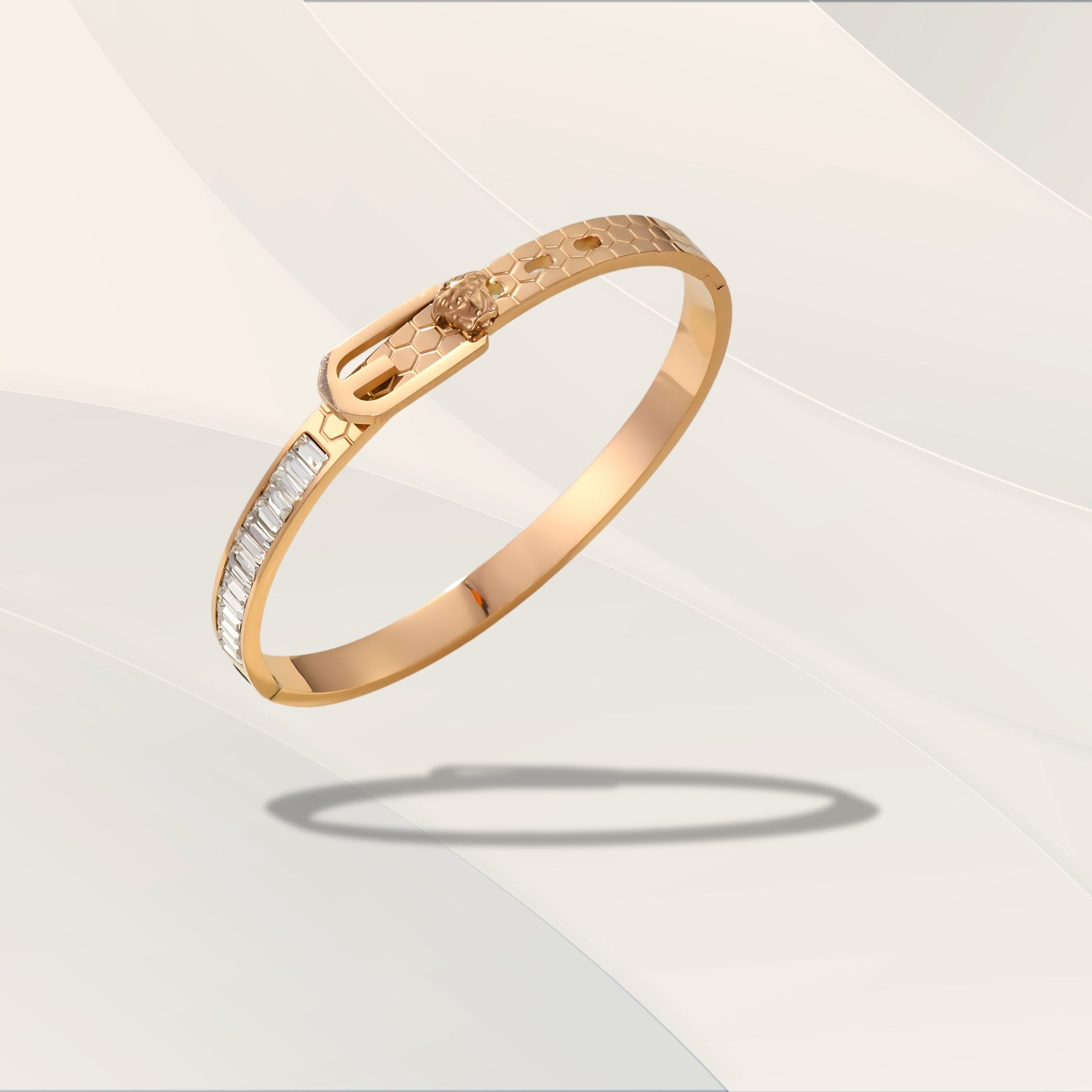 Elegant Gold Bracelet with Diamond Clasp - Platsilgo