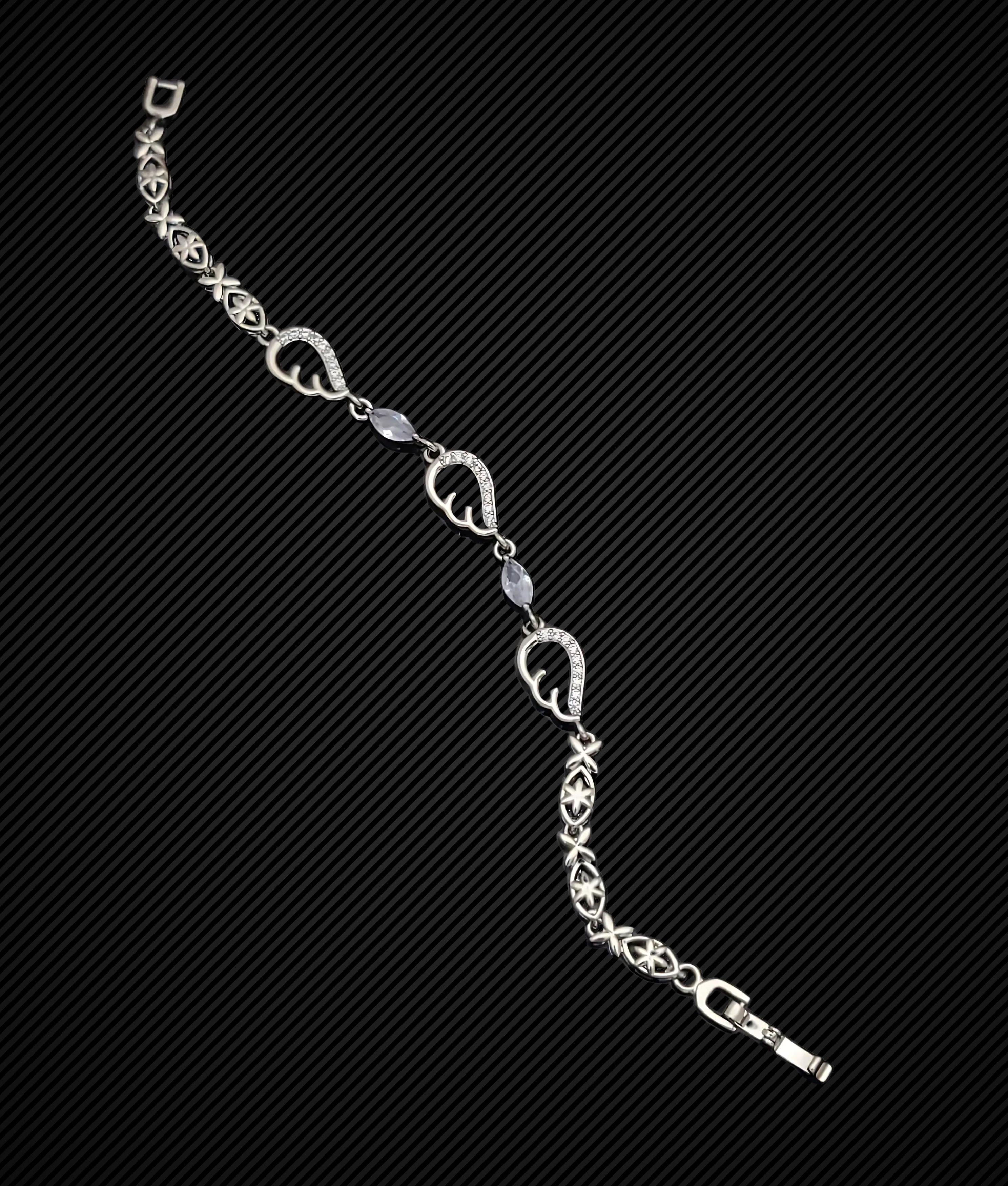 Elegant Silver Necklace with Diamond Clasp