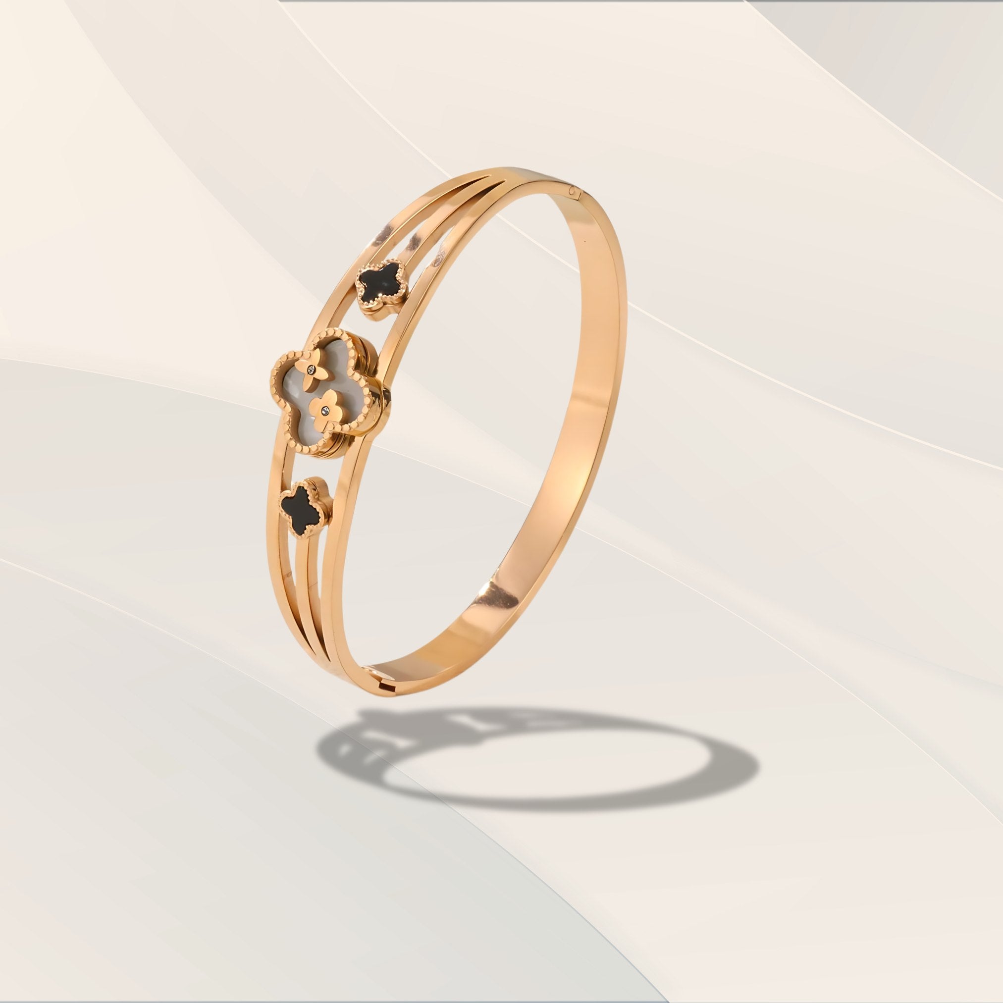 Elegant Gold Clover Bracelet – A Symbol of Luck and Style - Platsilgo