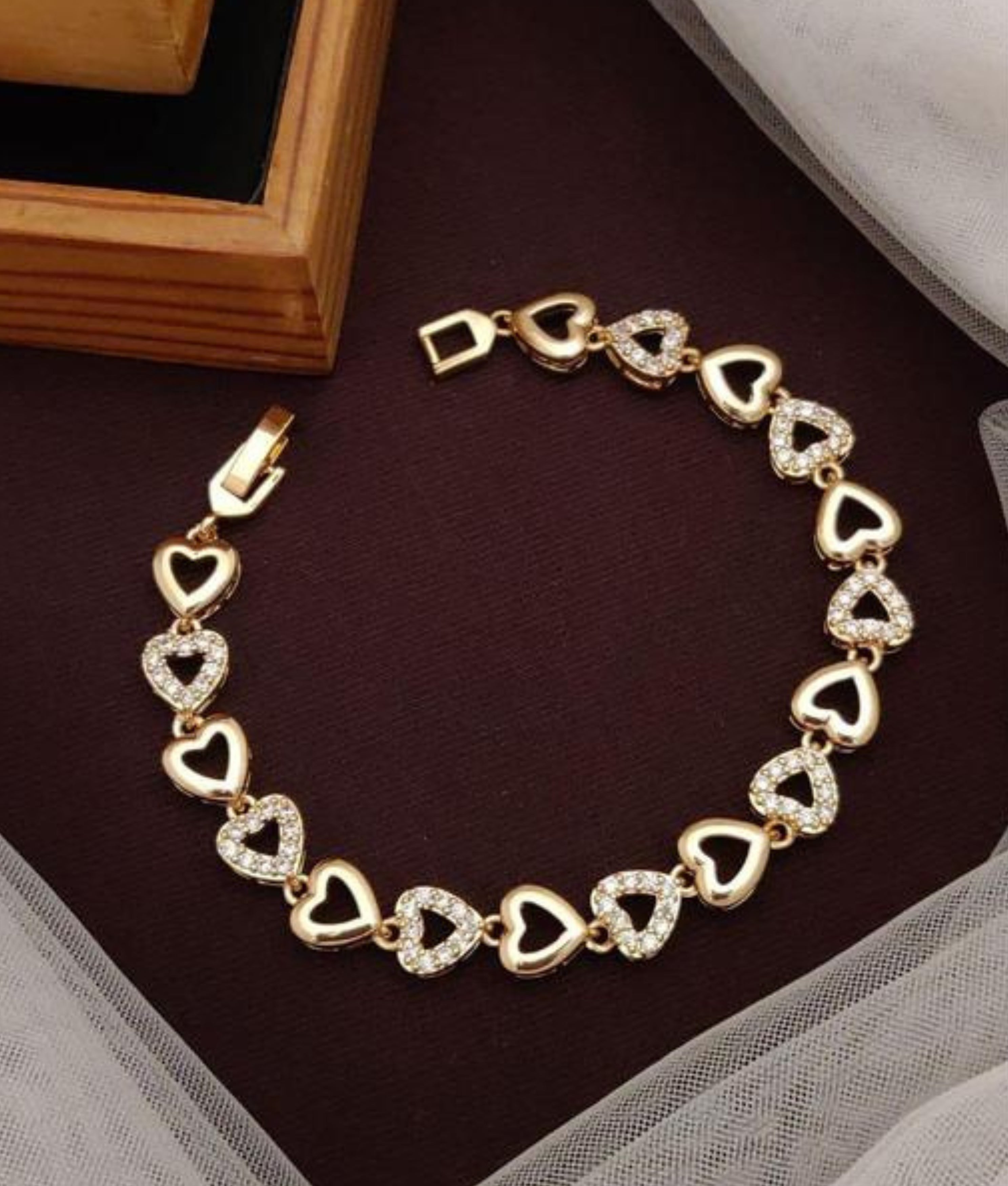 Heartfelt Elegance: Gold Bracelet with Diamonds