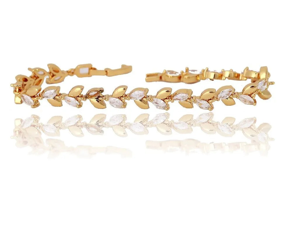 Dazzling Elegance: Gold Bracelet with White and Black Diamonds